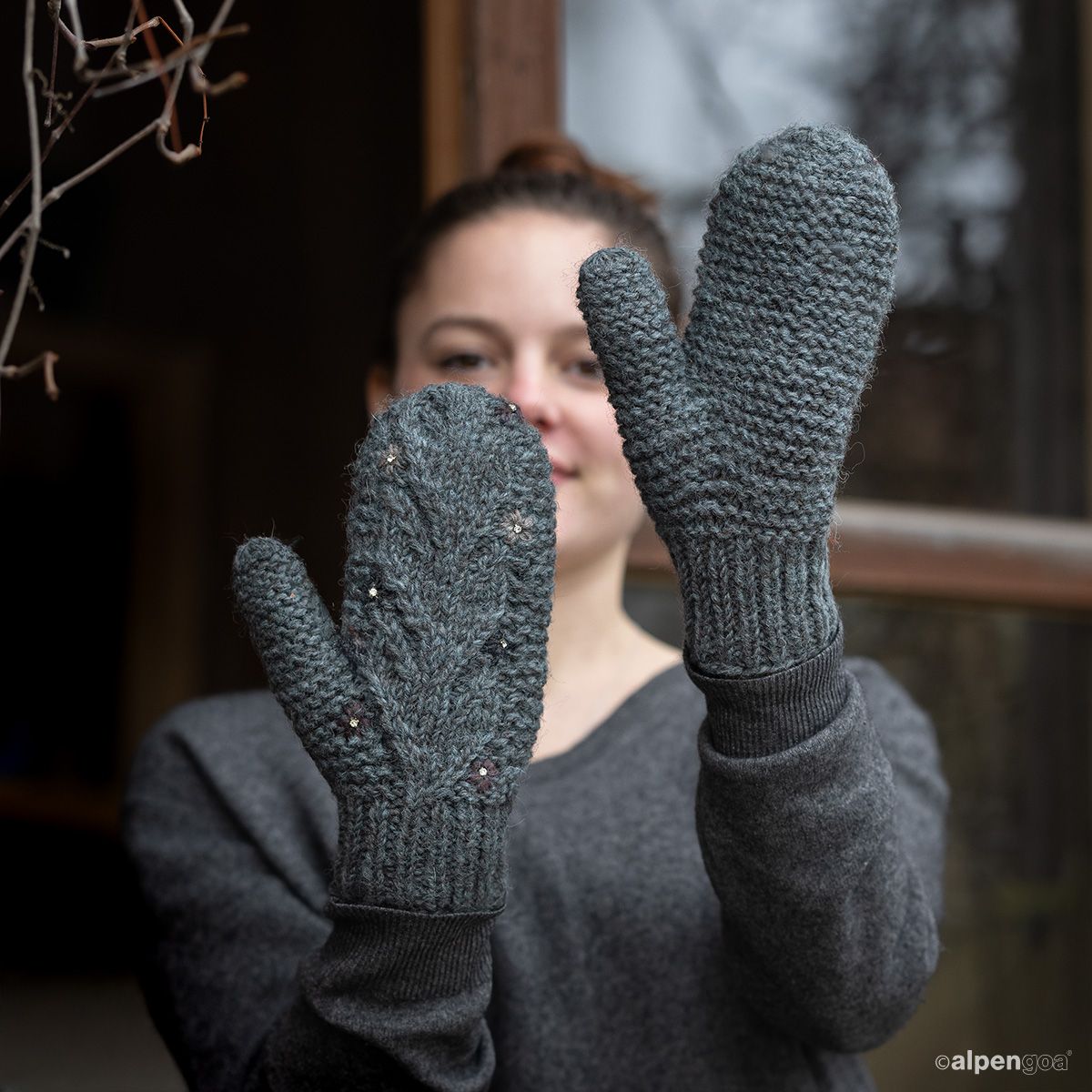 Gestrickte Fäustlinge Modell Fioretta Tragebeispiel